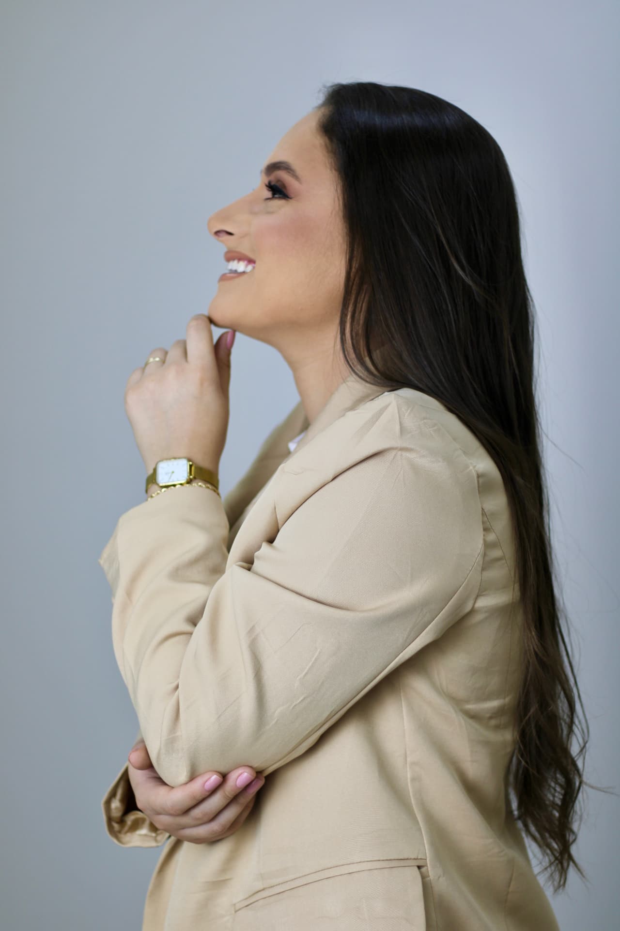 Dra. Bruna Reichardt, biomédica esteta em Curitiba, sorrindo de perfil